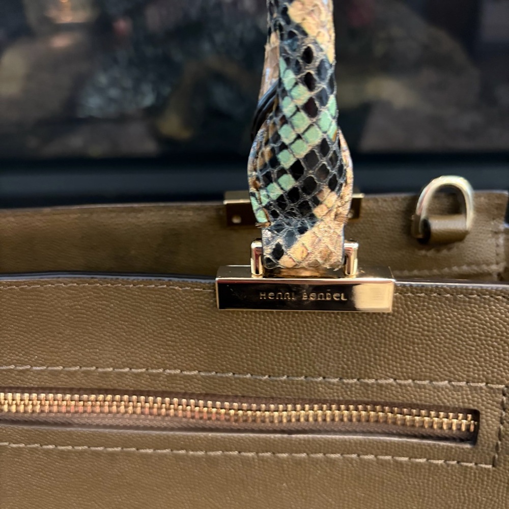 Henri Bendel RARE Large Gotham Snake Tote in Olive Brown - Picture 8 of 10